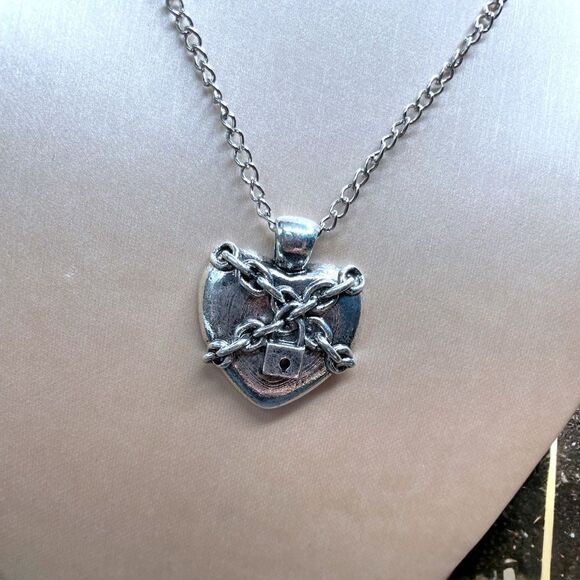 Unisex l Heart-in-Chains l Silver Necklace l New - Picture 5 of 7